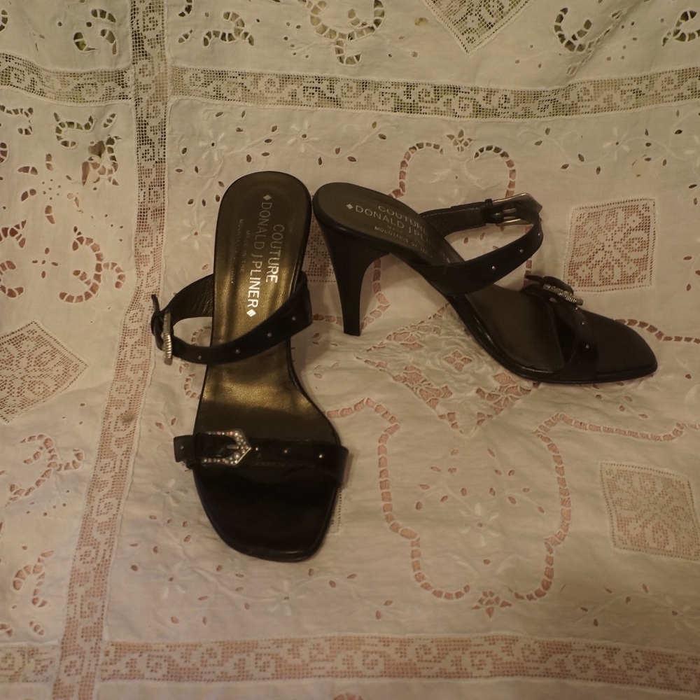 Donald Pliner cute size 5.5 black strappy sandals